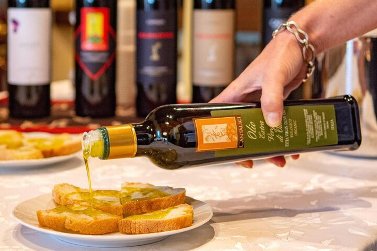 een persoon die een fles wijn in een bord met brood giet