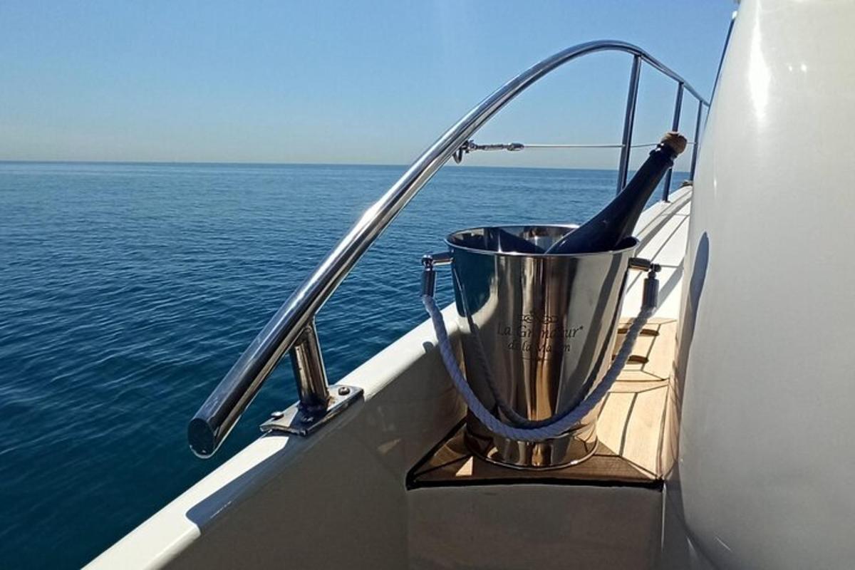 steklenica vina v trofeji na hrbtni strani čolna