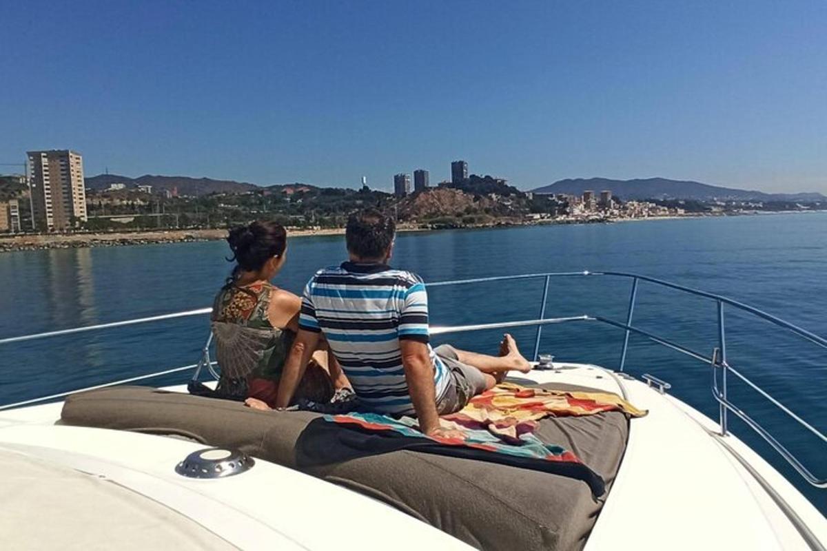 moški in ženska sedita na zadnji strani čolna
