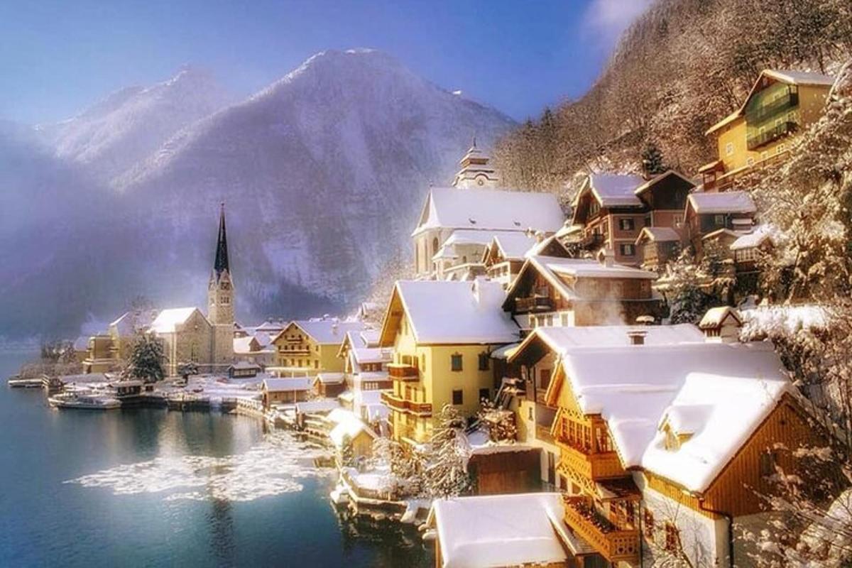 Un pueblo cubierto de nieve con una montaña al fondo