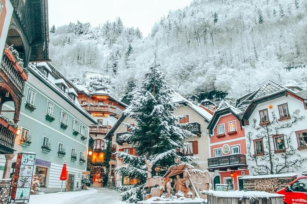 Un pueblo con un árbol de Navidad en la nieve.
