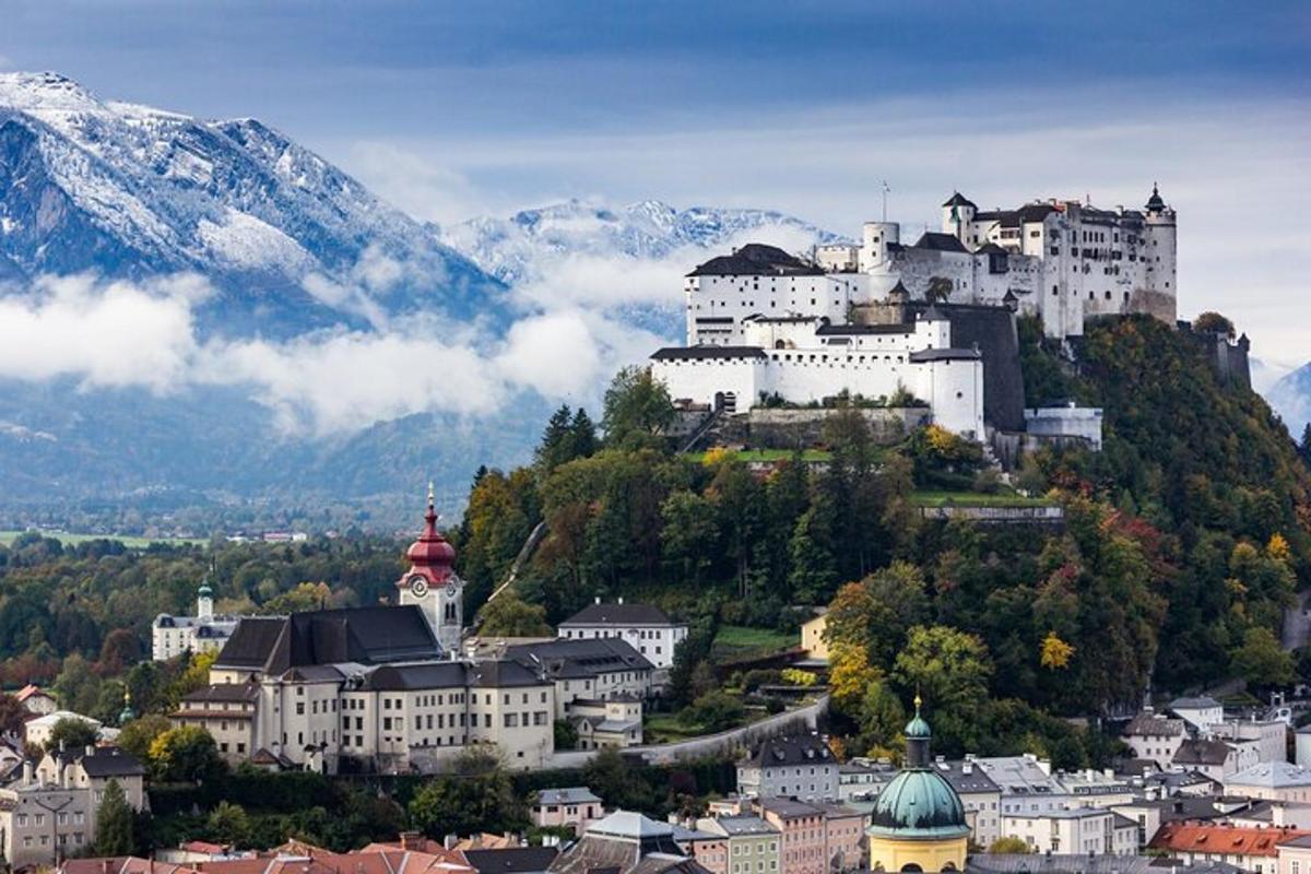 velký hrad na vrcholu hory s budovami