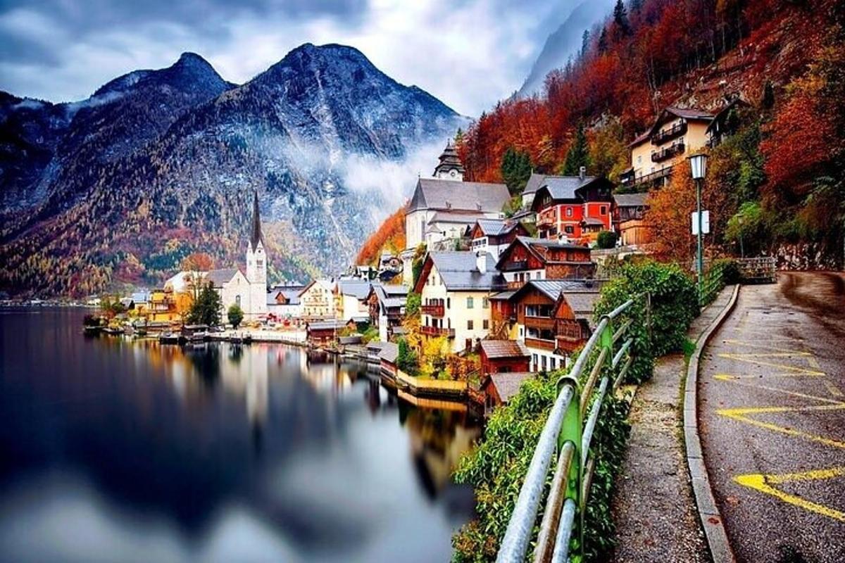 una piccola città vicino a un fiume con montagne