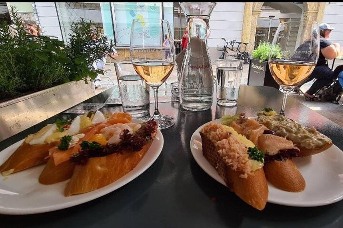 to tallerkener mad på et bord med glas vin