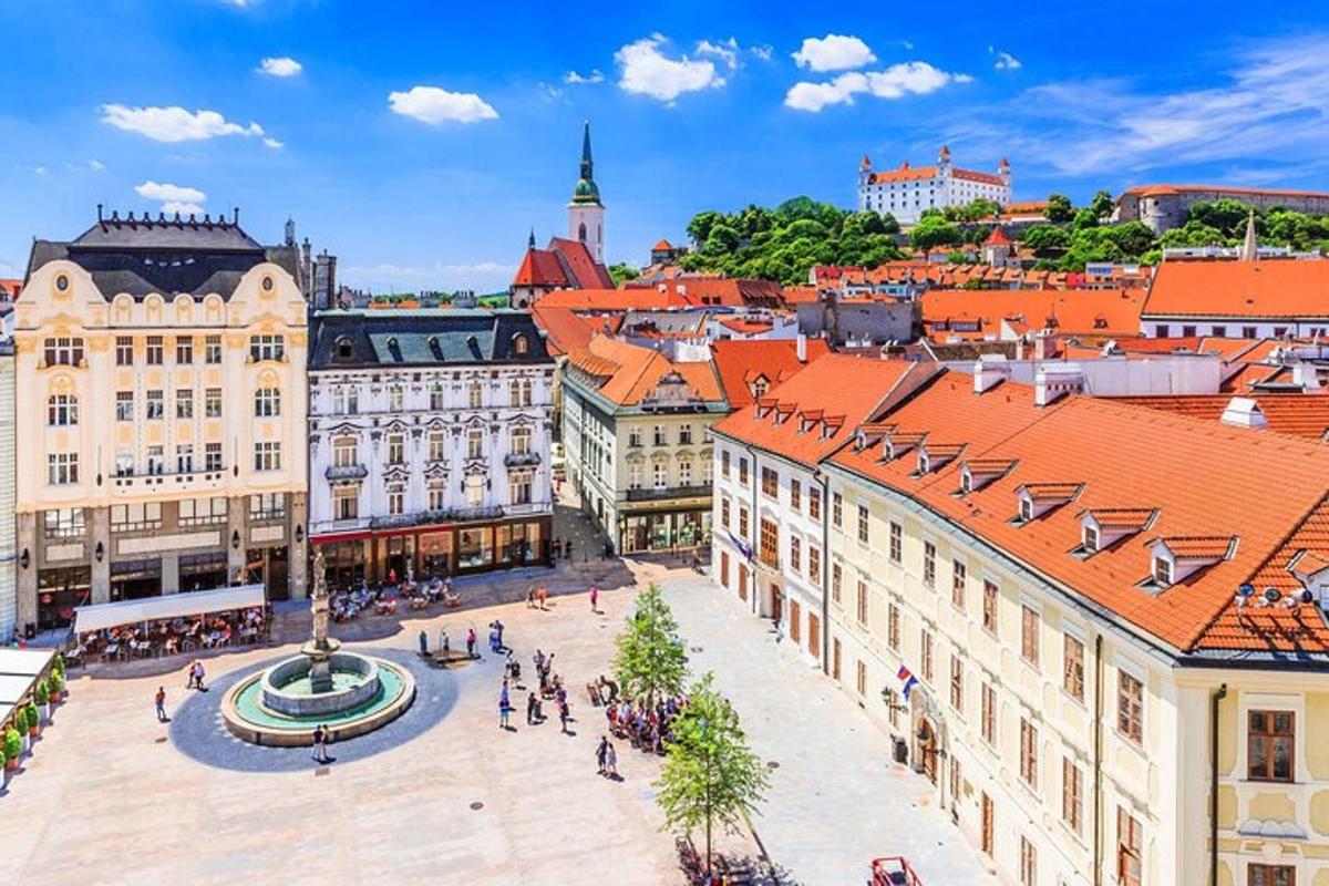 pohled shora na město s budovami