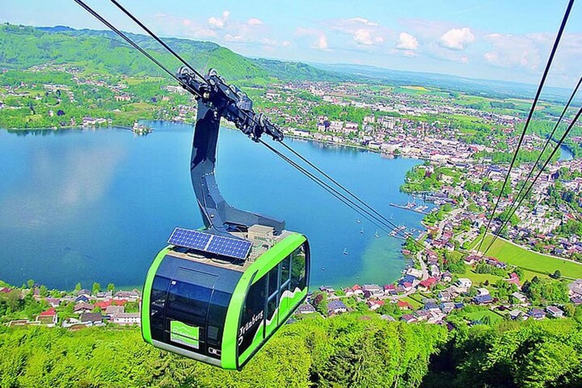 một chiếc thuyền gondola bay trên một vùng nước