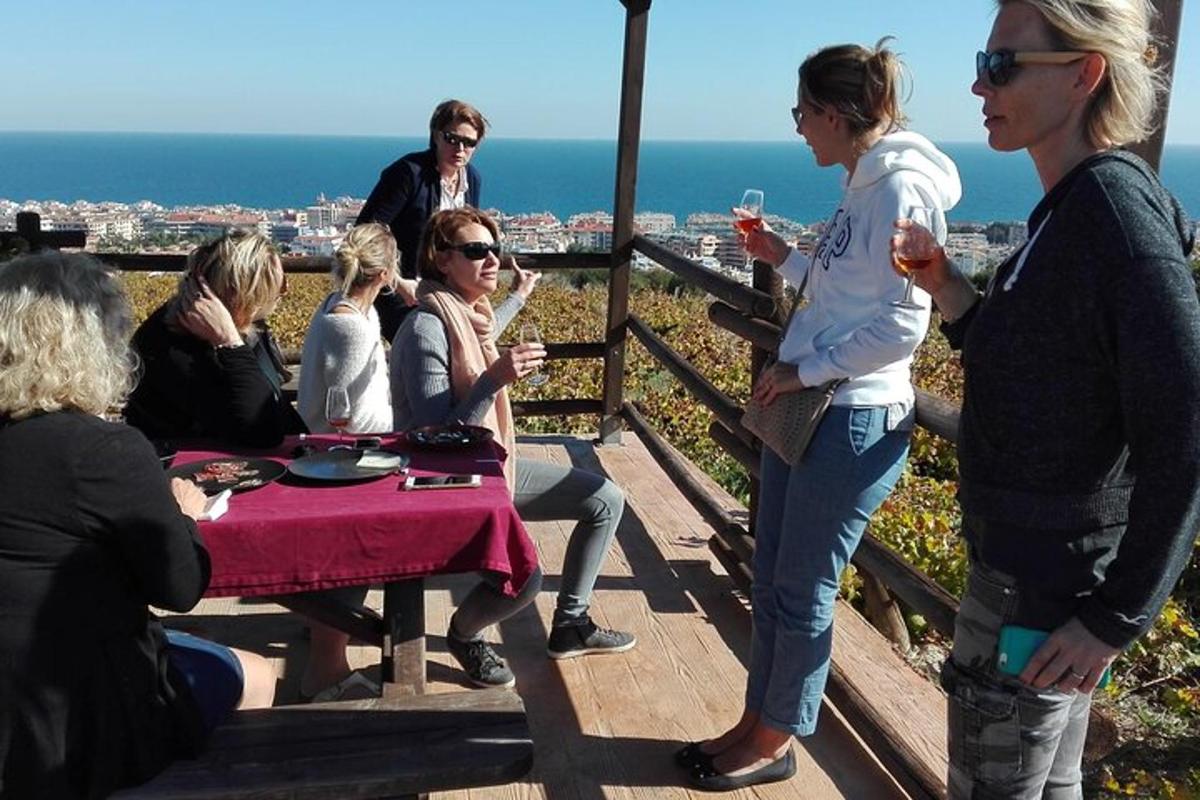 un gruppo di persone sedute a un tavolo con delle bevande