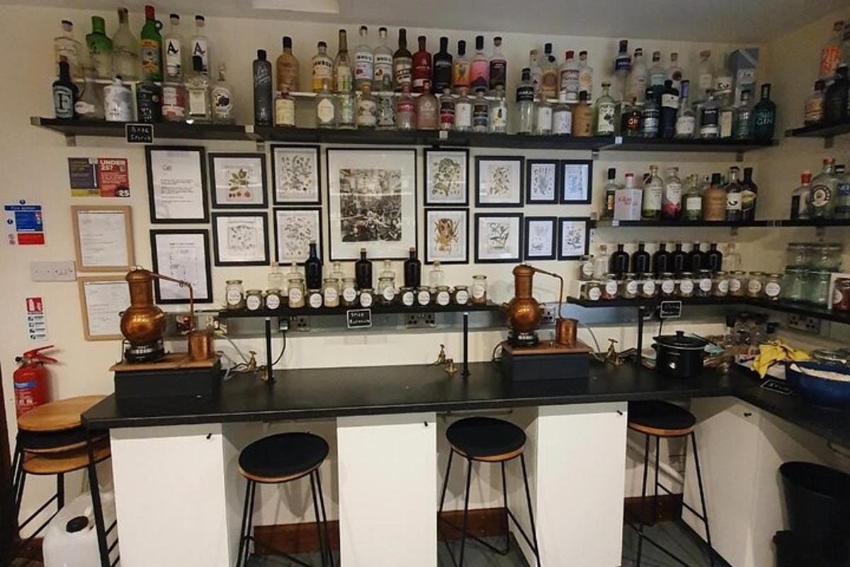 Un bar con taburetes y botellas en la pared.