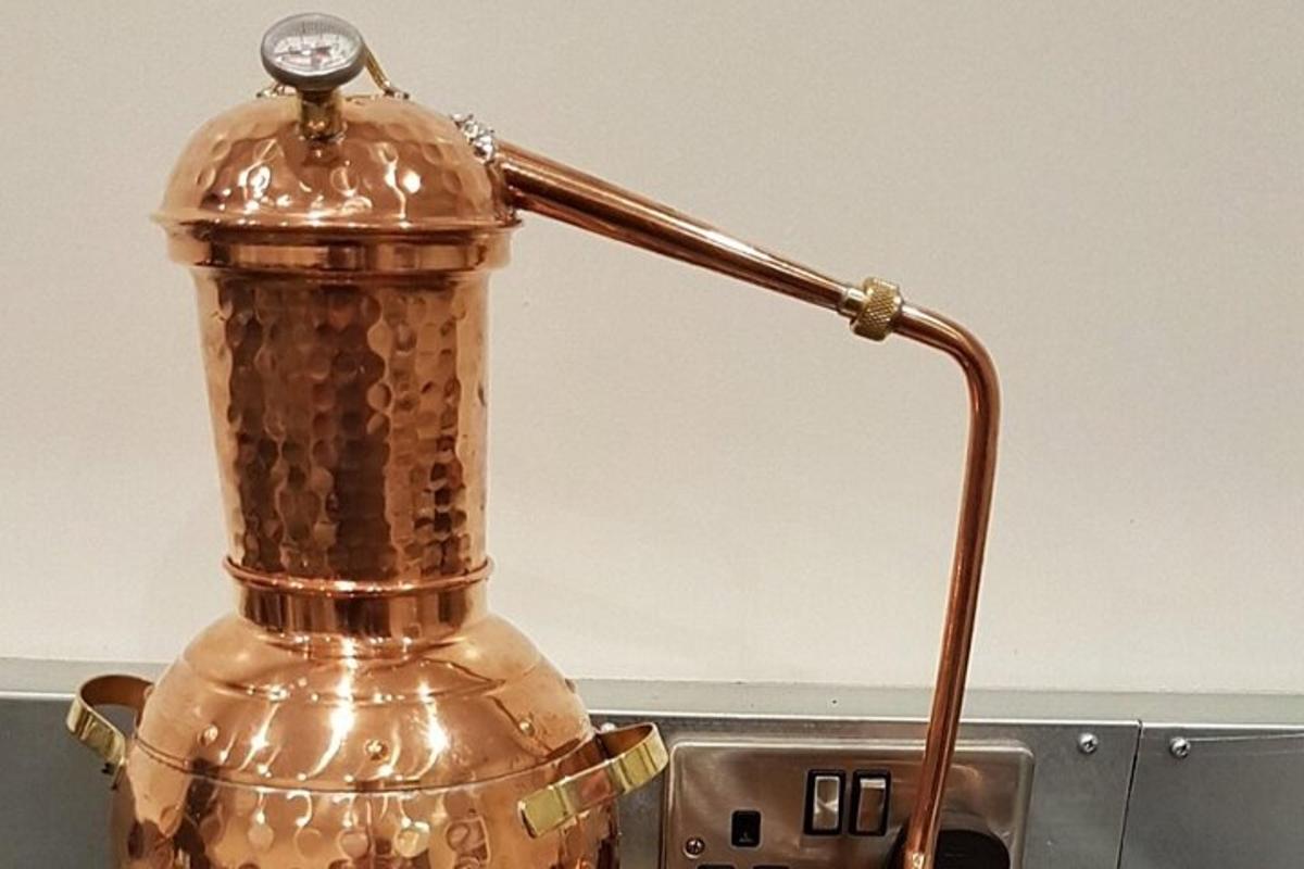 Una licuadora de cobre colocada encima de un mostrador