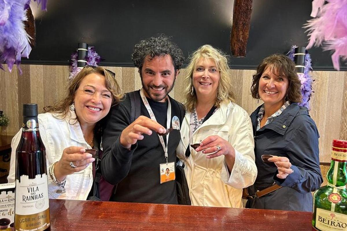 un gruppo di persone in posa per una foto con una bottiglia di vino