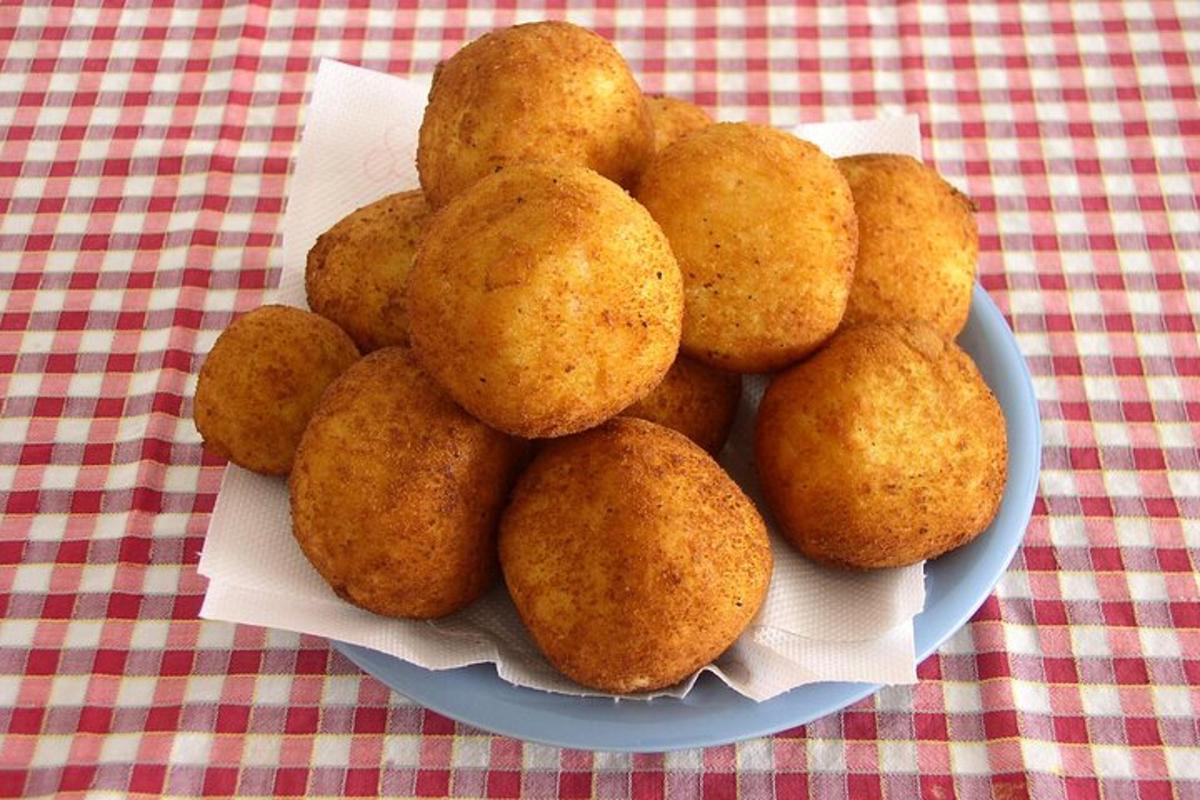 một đĩa đồ ăn chiên trên bàn