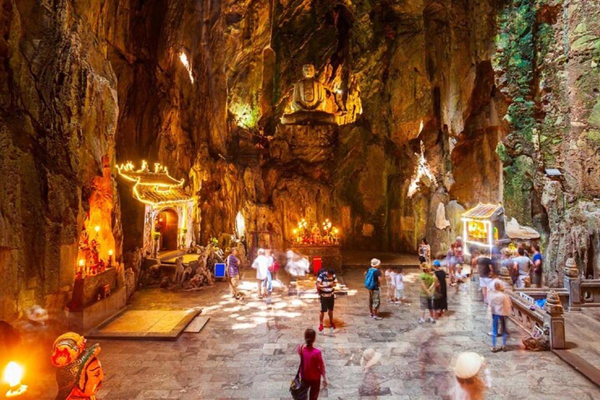 um grupo de pessoas caminhando ao redor de uma caverna