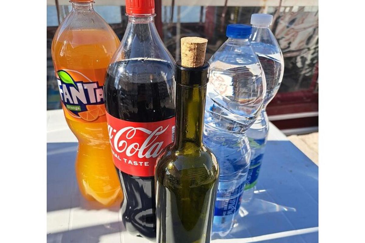 láhev Cocacoly a dvě láhve limonády