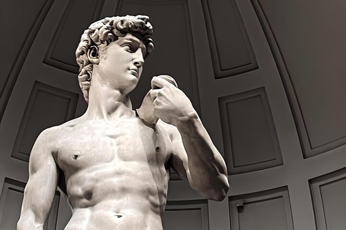 una estàtua d'un home amb la mà a la boca