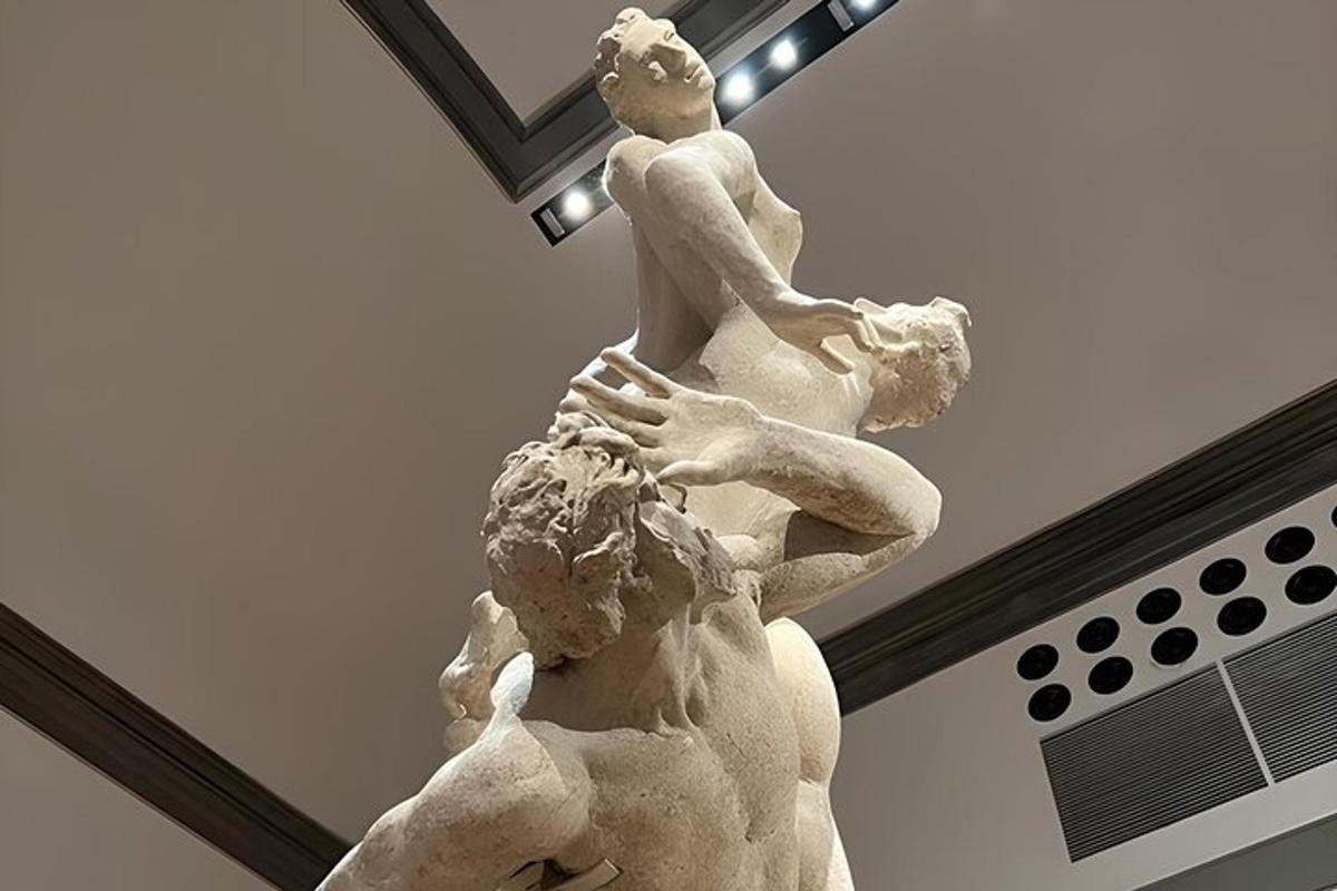 una statua di una donna che rifiuta un uomo