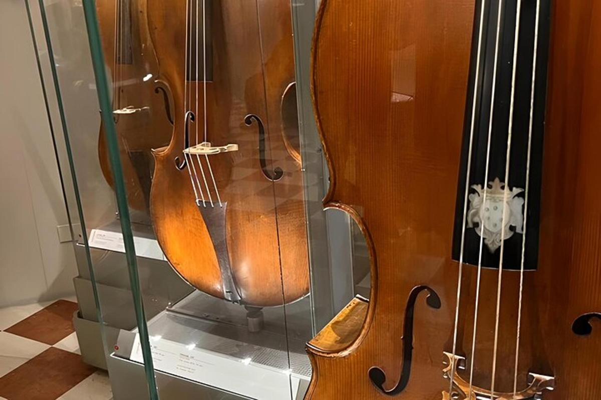 una guitarra de fusta gran en una vitrina
