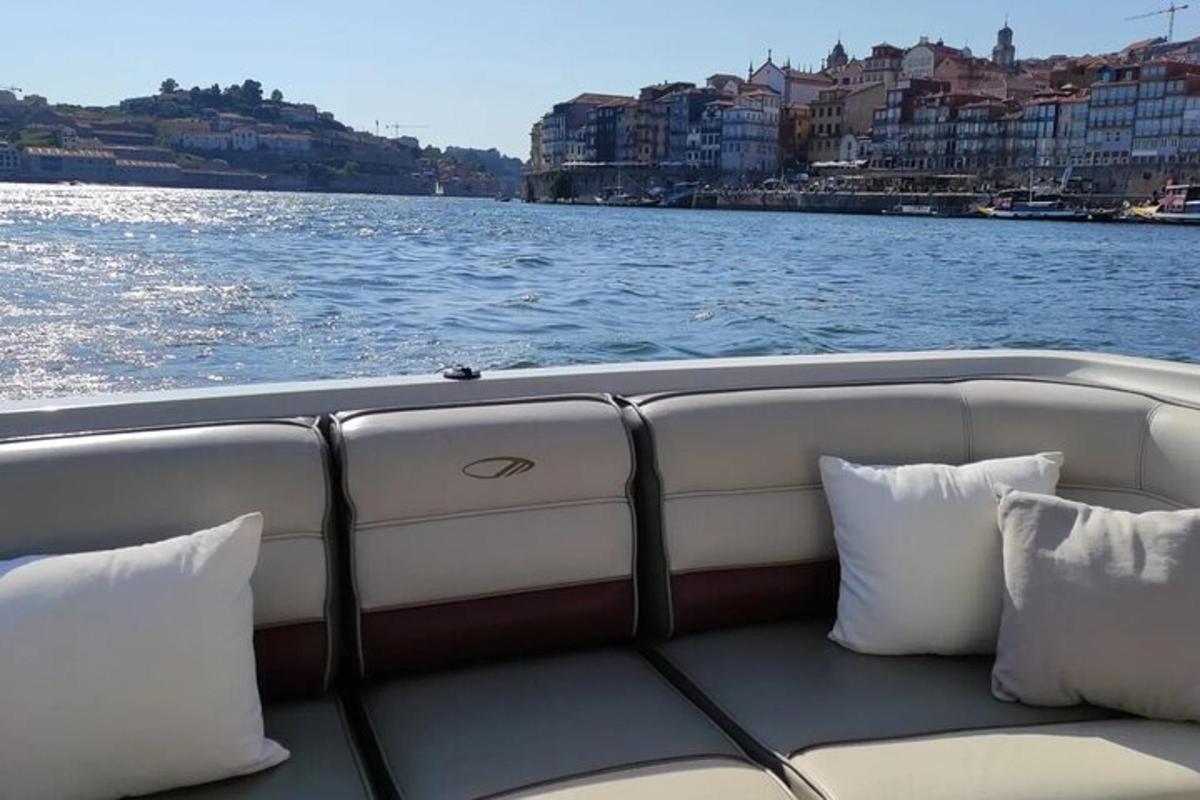 egy csónak párnákkal a vízen ülve