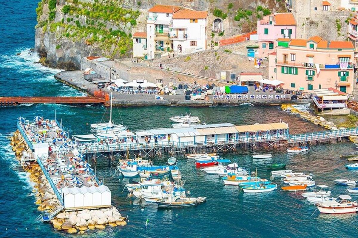 μια ομάδα σκαφών έδεσε σε μια αποβάθρα στο νερό