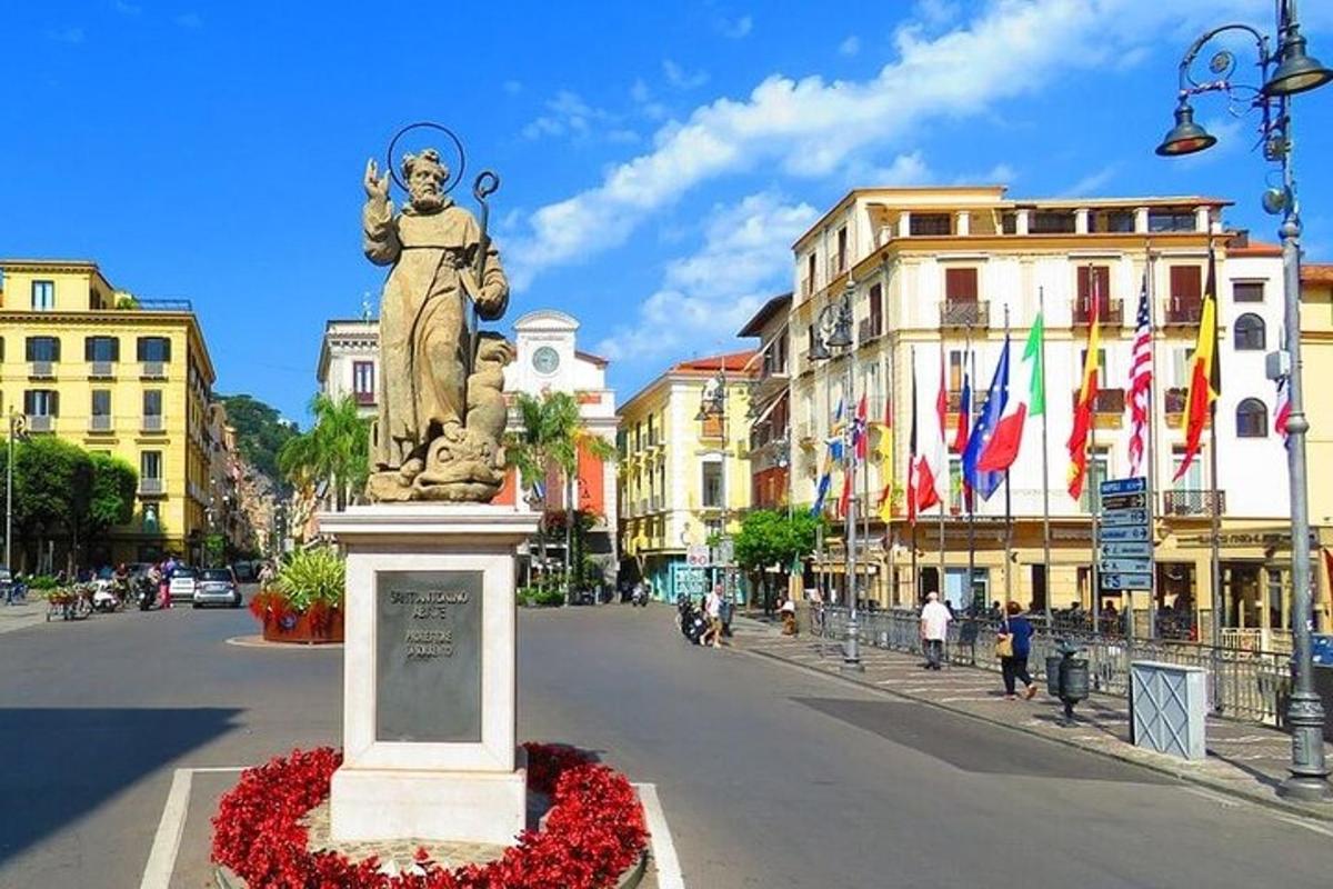 socha uprostred ulice s vlajkami