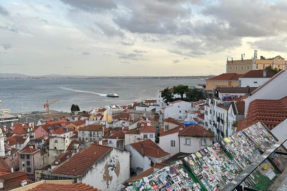 egy város látképe egy hajóval a vízben