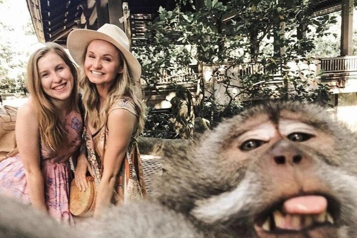 dvě ženy sedící vedle opice vpředu