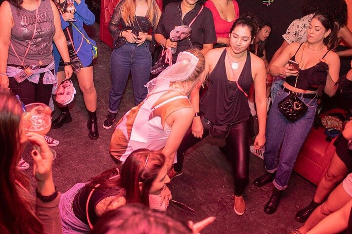 isang grupo ng mga taong sumasayaw sa isang party