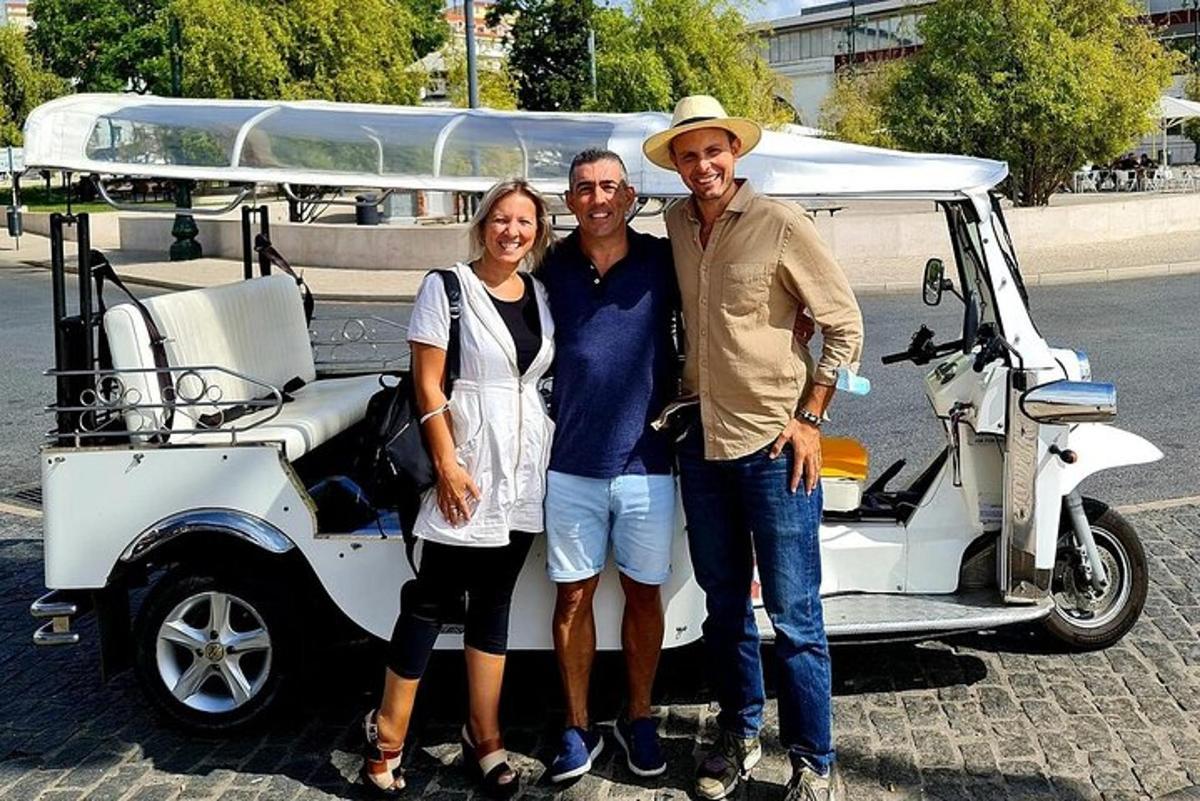 muž a žena stojící vedle golfového vozíku