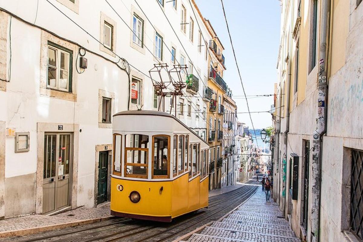 žlutý tramvaj jedoucí po ulici
