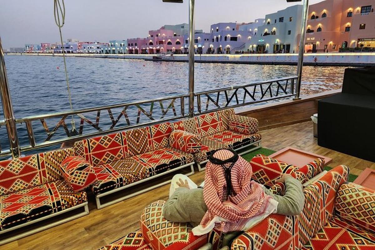 طفلان يجلسان على الكراسي على متن سفينة سياحية