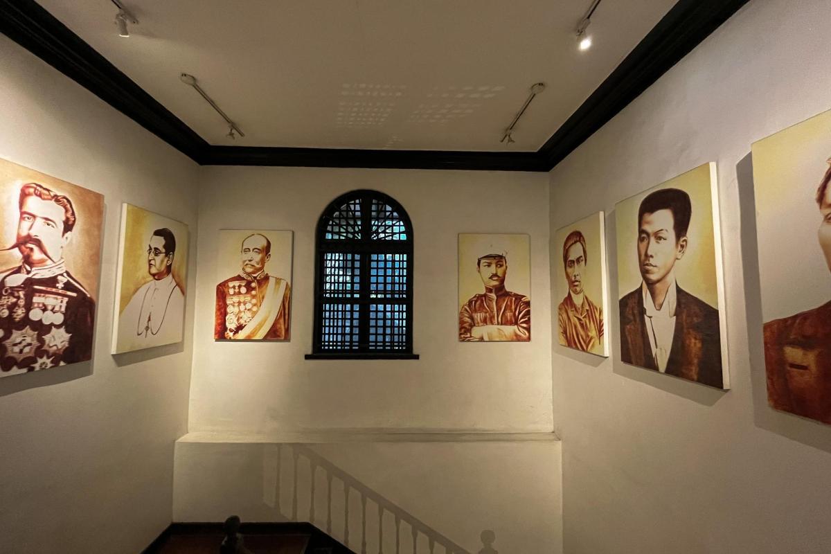 a room with portraits offamousfamous actors on the wall