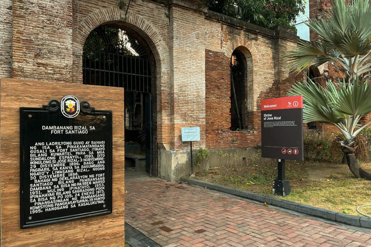 un cartello davanti a un edificio in mattoni