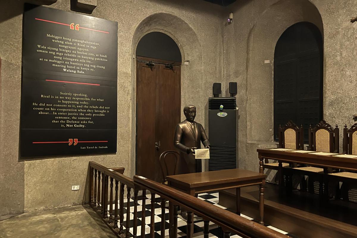 una statua di un uomo in piedi in una stanza