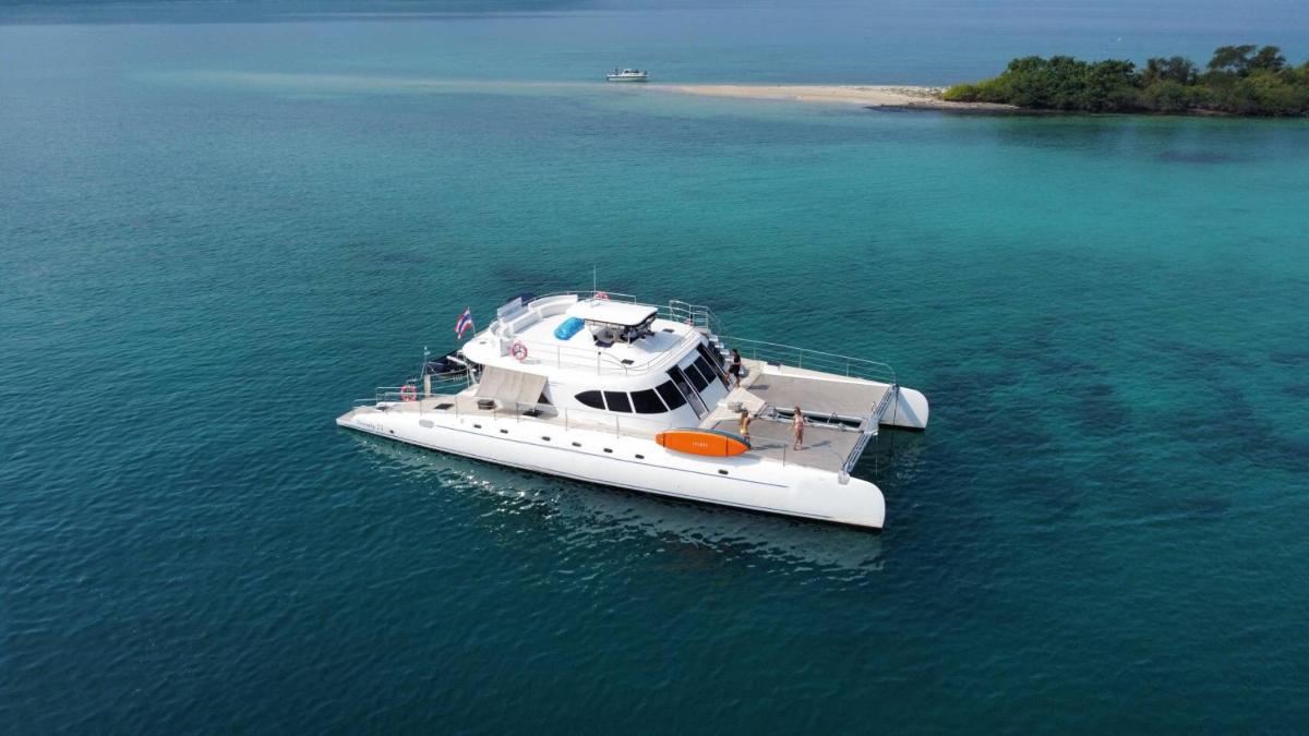 un barco blanco en medio del agua