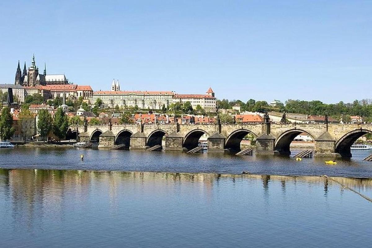 most přes řeku s kachnami ve vodě