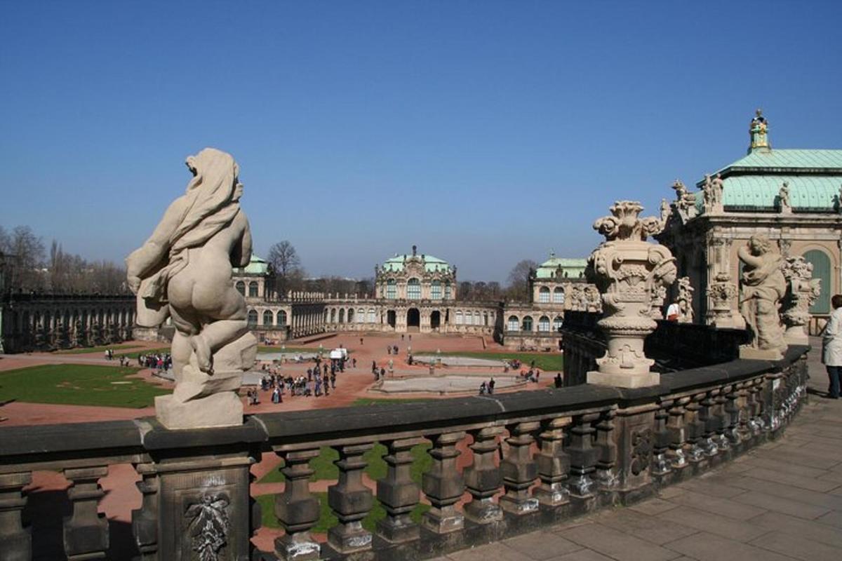 Un gran edificio con una estatua delante.
