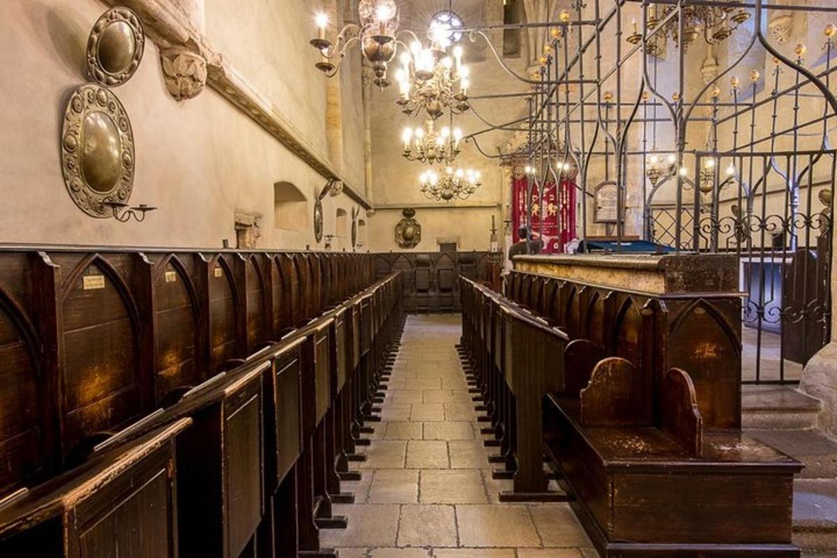 een grote kerk met houten banken en een kroonluchter