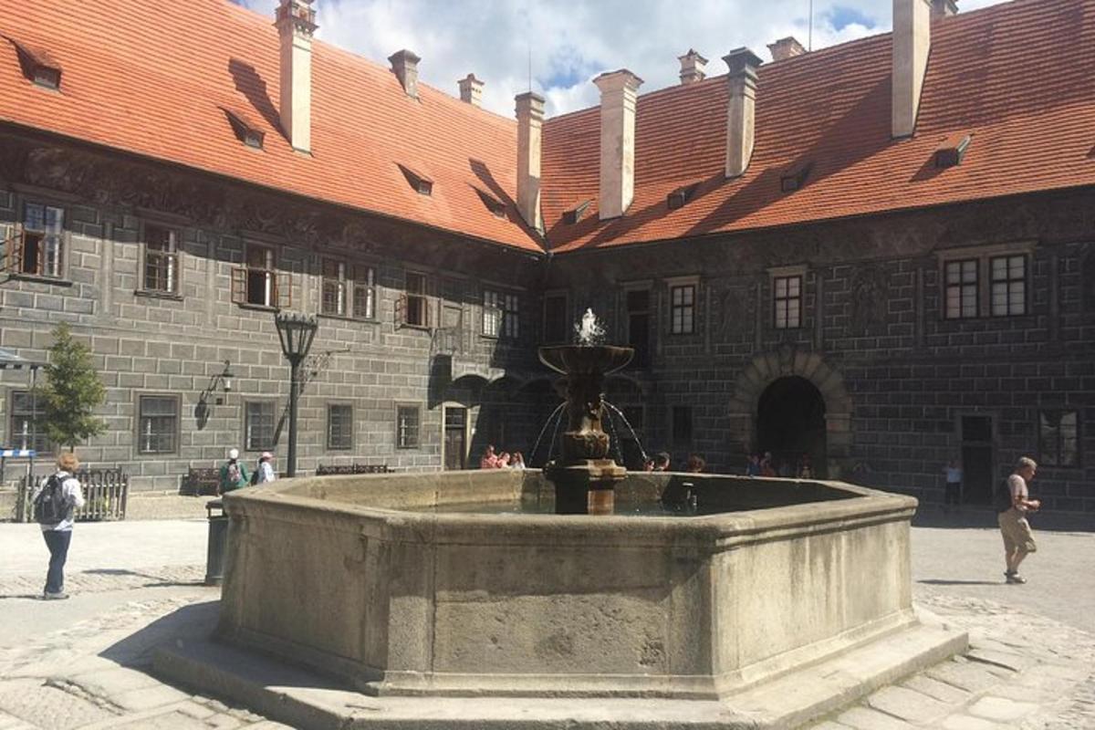 stór gosbrunnur fyrir framan byggingu