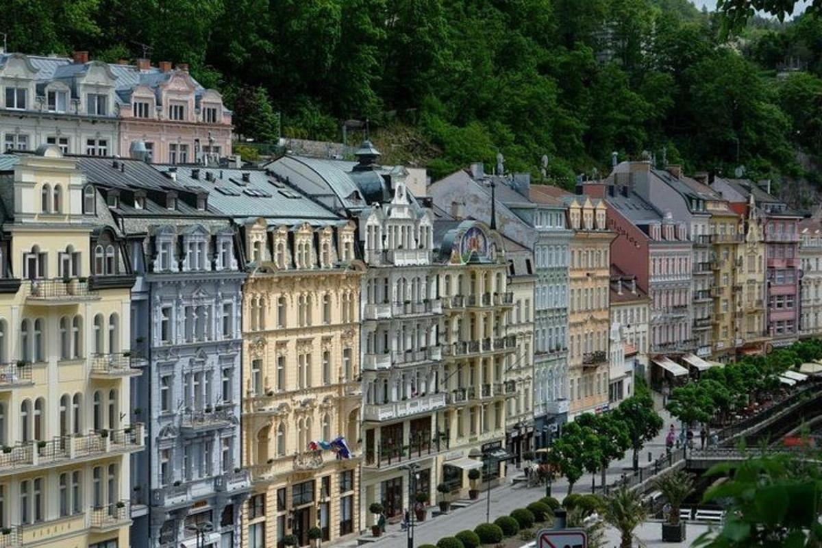 група зграда на градској улици