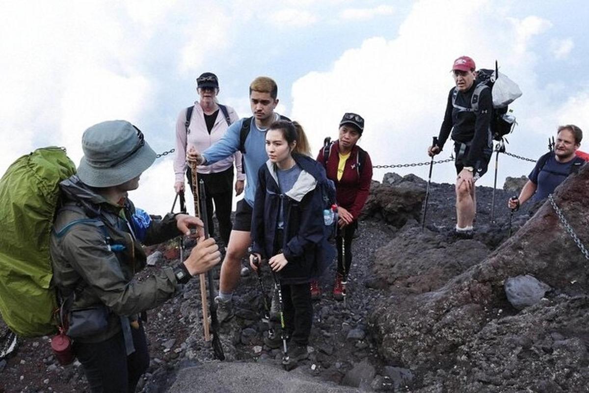 hópur fólks sem stendur uppi á fjallstindi