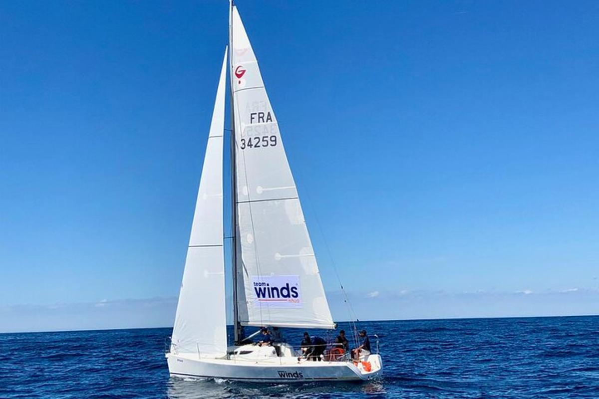 een zeilboot in de oceaan op het water