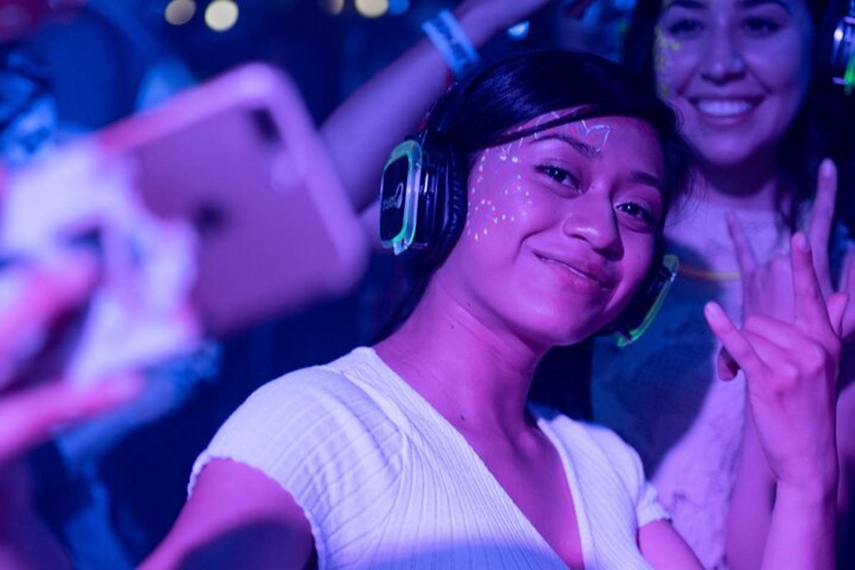 uma mulher usando fones de ouvido está tirando uma foto de si mesma
