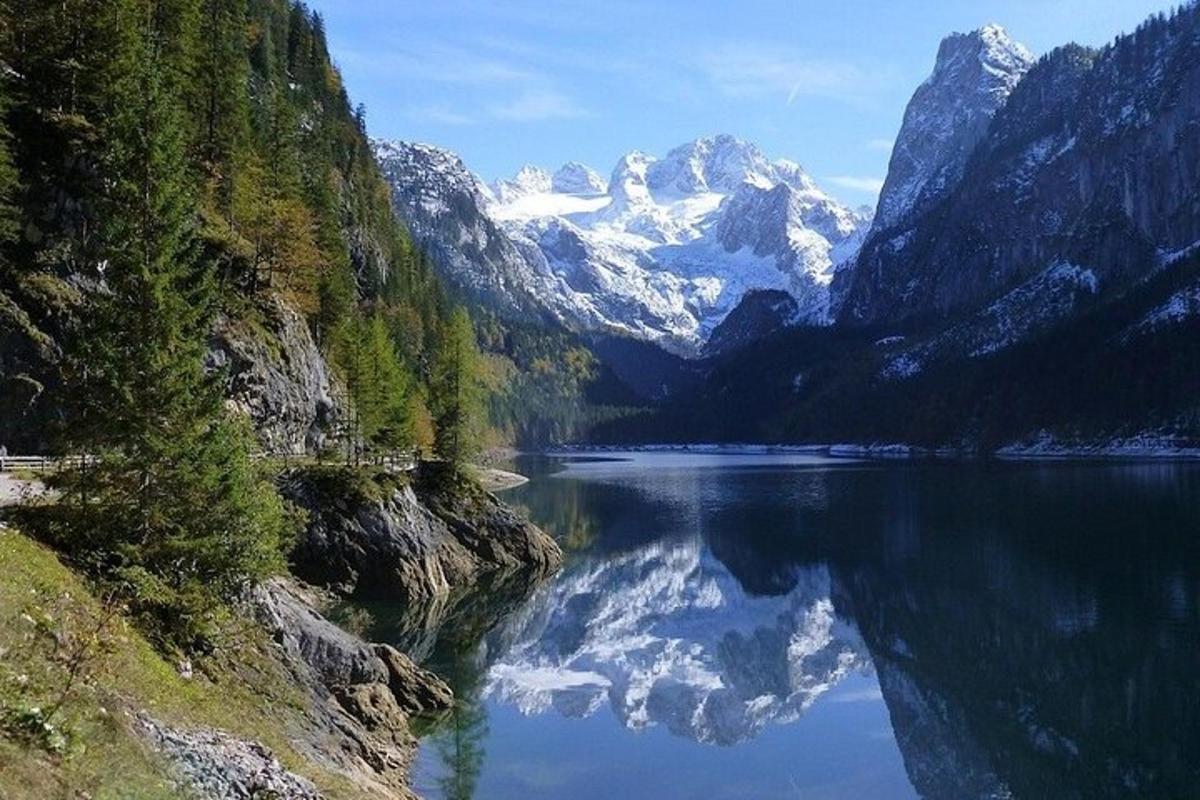 vista d'un llac amb muntanyes cobertes de neu