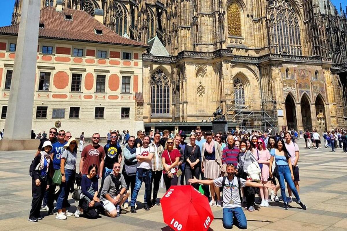 un gruppo di persone in piedi davanti a una cattedrale