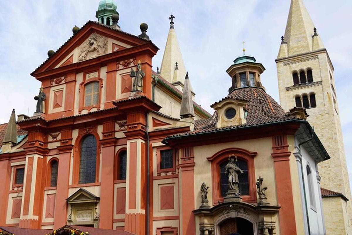 un grande edificio con una torre e una chiesa