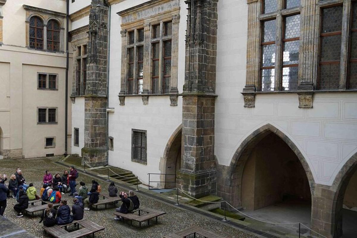 un gruppo di persone in piedi davanti a un edificio