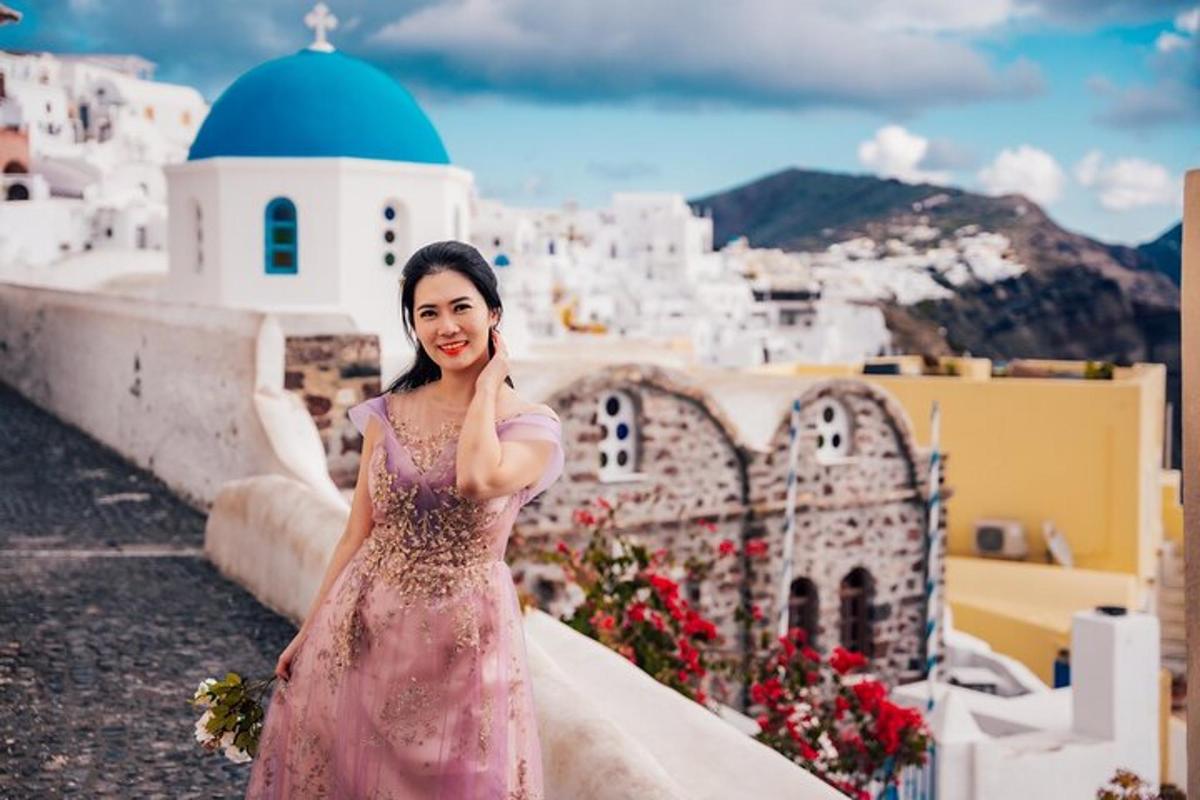 una dona amb un vestit rosa dempeus en una cornisa