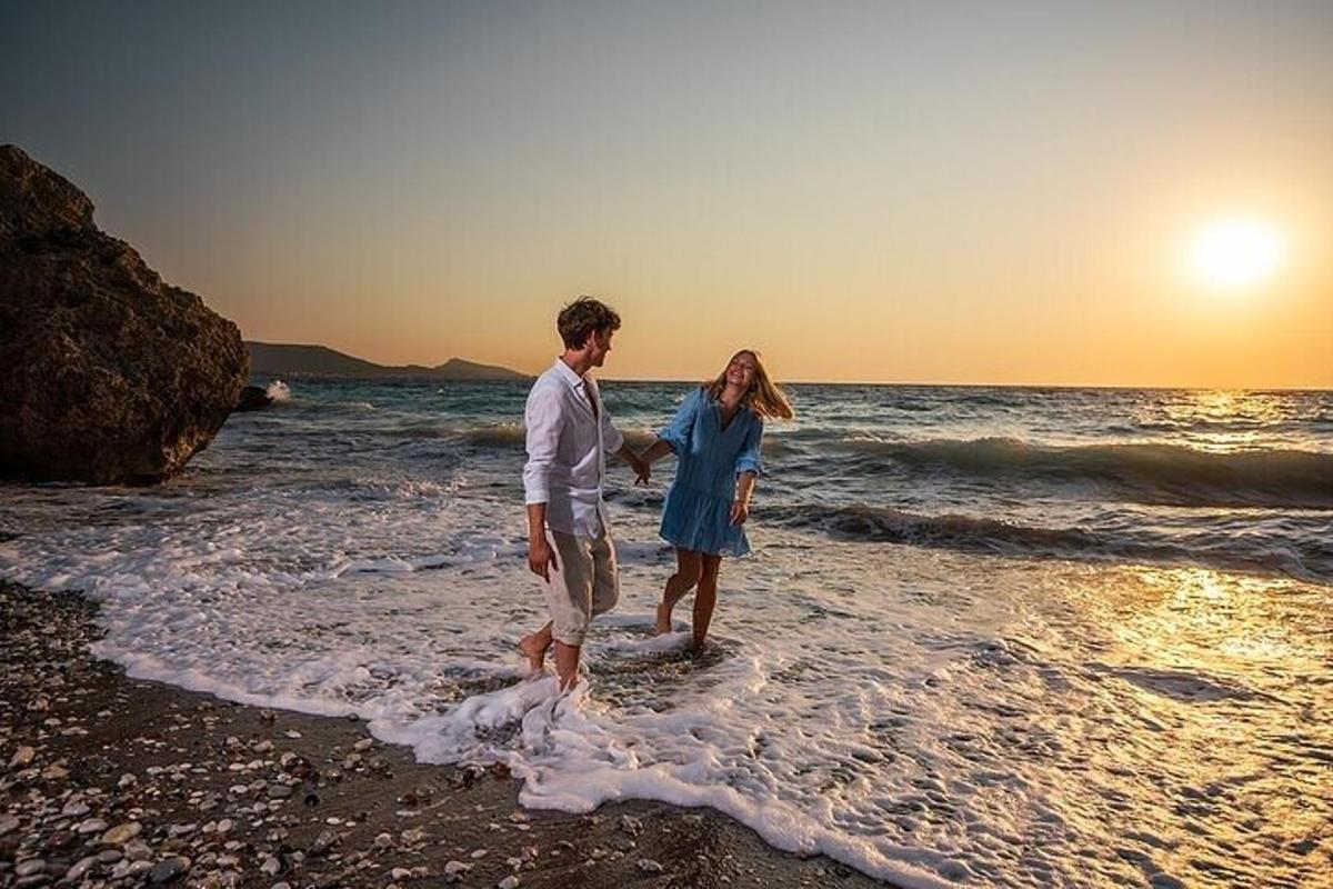 un uomo e una donna in piedi nell'acqua sulla spiaggia