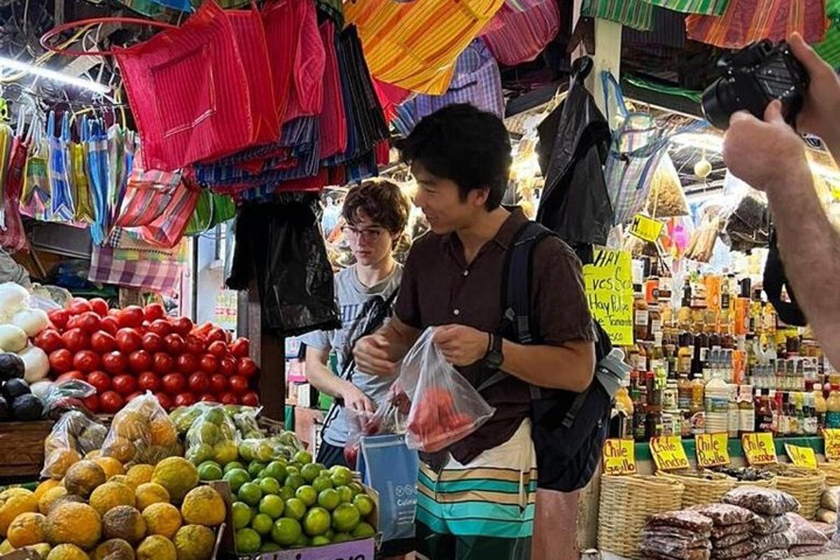 農産物を持って市場に立っている人々のグループ