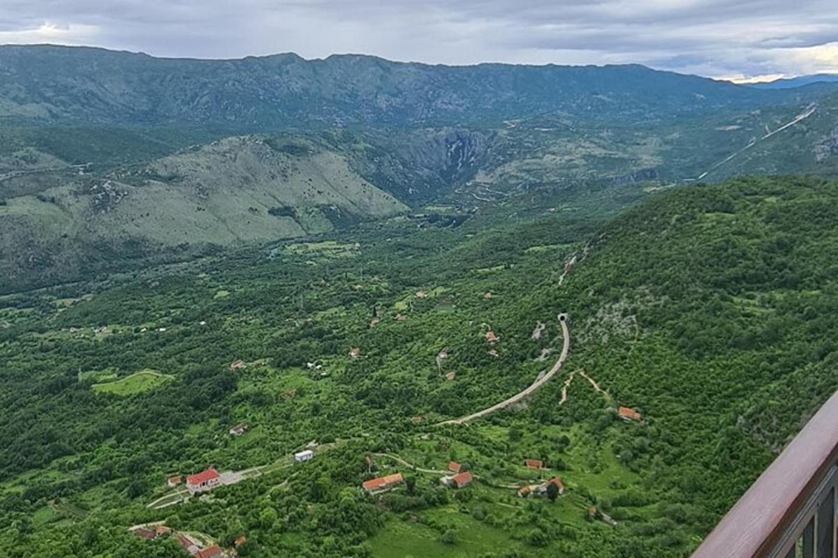 uma vista aérea de uma montanha com uma estrada