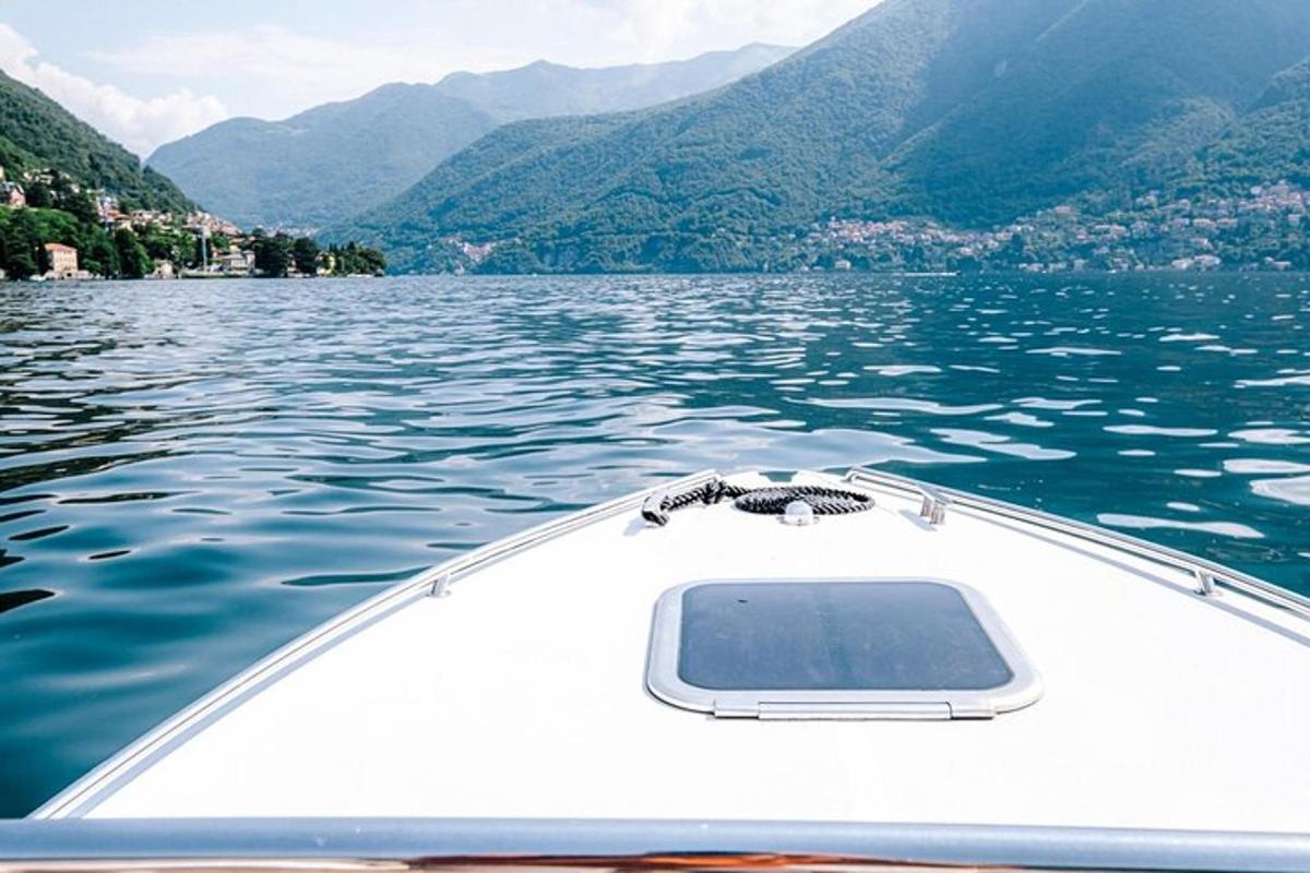 una barca sull'acqua con le montagne sullo sfondo